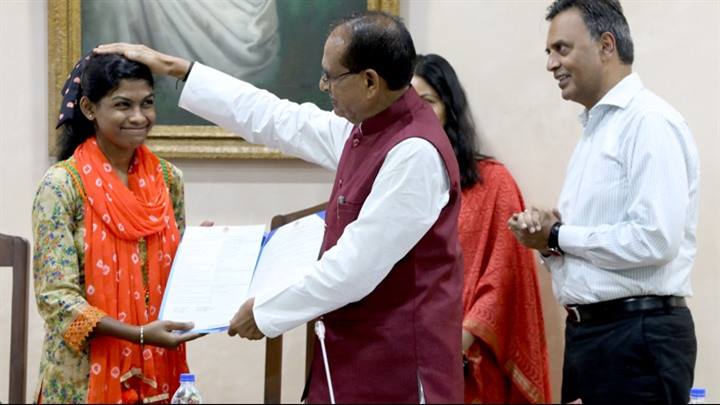 मुख्यमंत्री श्री चौहान ने सीखो कमाओ योजना की 10 हजार वीं हितग्राही को प्रदान किया अनुबंध पत्र